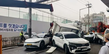 Güney Kore’de 13 araç zincirleme kazaya karıştı: 17 yaralı