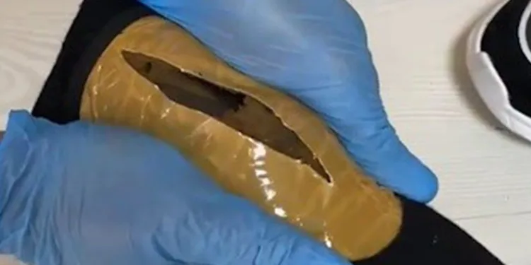 836 gram uyuşturucuyu ayakkabısına sakladı