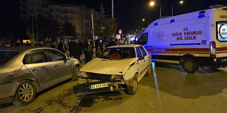 Adıyaman’da iki otomobil çarpıştı: 12 yaralı