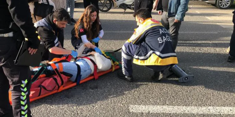 Yaya geçidinde otomobilin çarptığı yayanın ayağı kırıldı