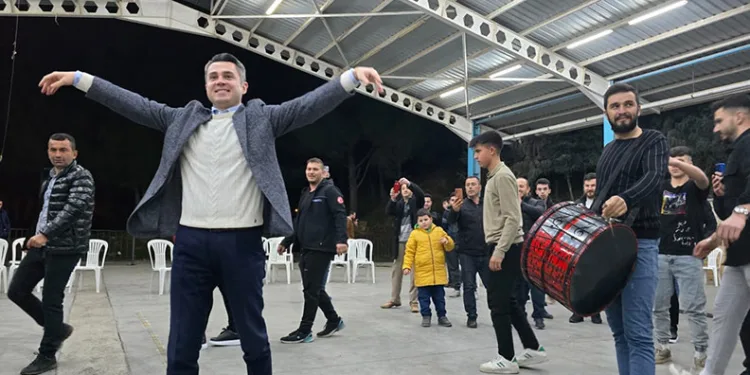 Başkan Adayı Başer, askere gidecek gençle zeybek oynadı