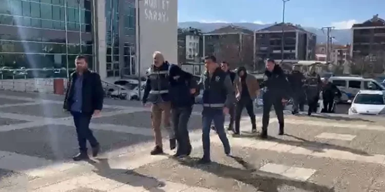 İş adamını otomobiline bindiği sırada gasp ettiler