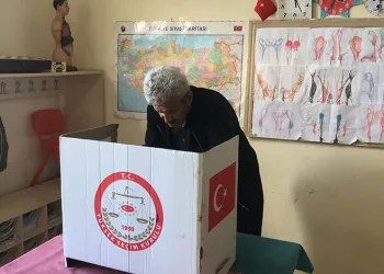 81 yaşındaki Cevat dede sandık başında
