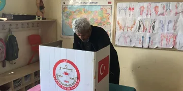 81 yaşındaki Cevat dede sandık başında