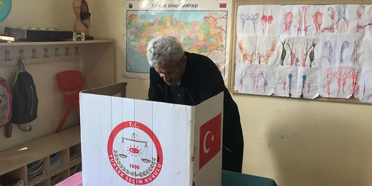 81 yaşındaki Cevat dede sandık başında