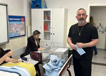 Oy kullanırken kahkaya boğdu