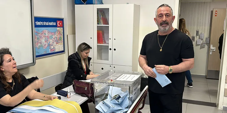 Oy kullanırken kahkaya boğdu