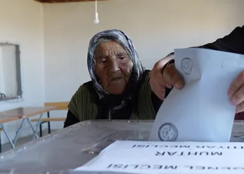Türkiye’nin en yaşlı seçmeni oyunu kullandı
