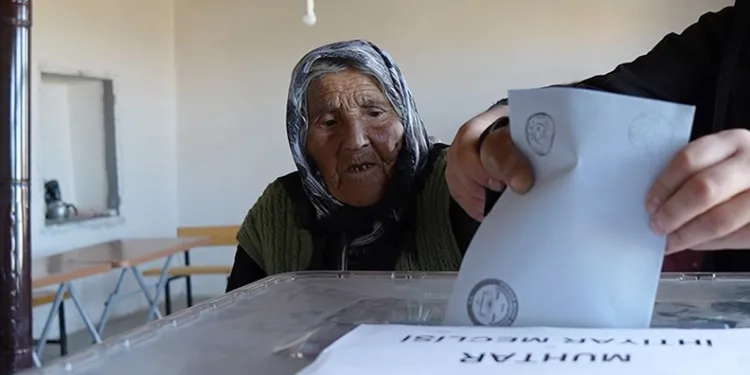 Türkiye’nin en yaşlı seçmeni oyunu kullandı
