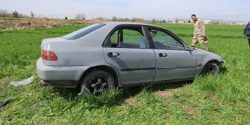 Otomobil tarlaya uçtu: 3 yaralı