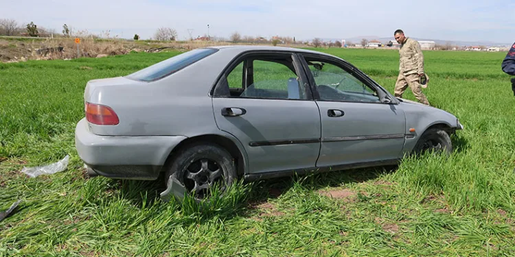 Otomobil tarlaya uçtu: 3 yaralı