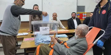 Hasta ve yaşlılar ambulanslarla sandığa gitti
