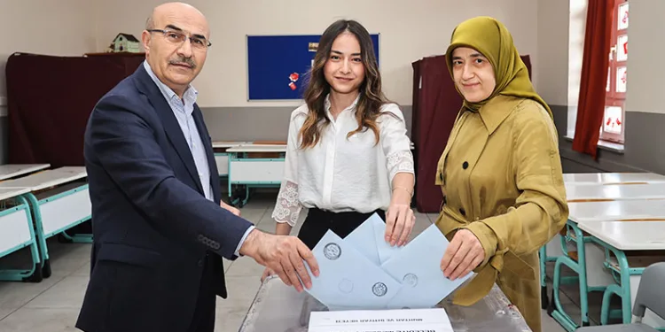 Bursa Valisi Mahmut Demirtaş oyunu kullandı