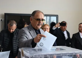 “İnsanların siyasi tercihi başımızın üstünde”