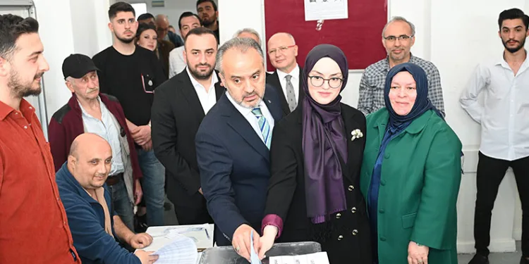 Alinur Aktaş oyunu kullandı
