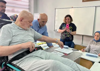 Bursa’da engelli ve yatalak hastalar sedye ile oy kullandı