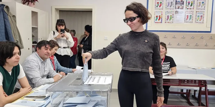 Zeynep Bastık, oy sırasına asistanını koydu