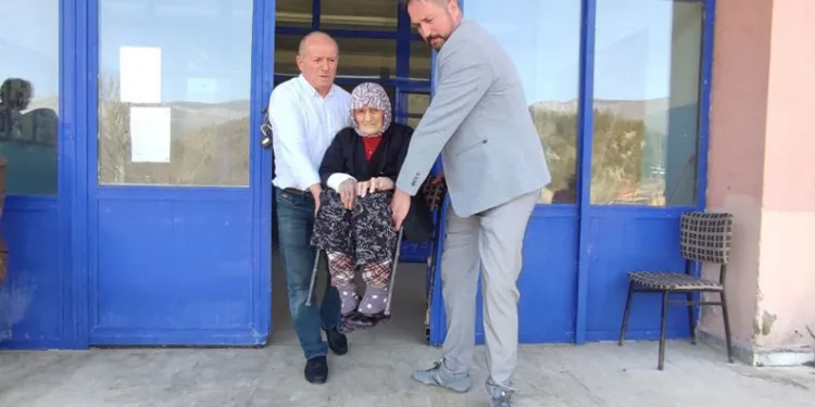 Oy kullanmaya oğlunun sırtında gitti