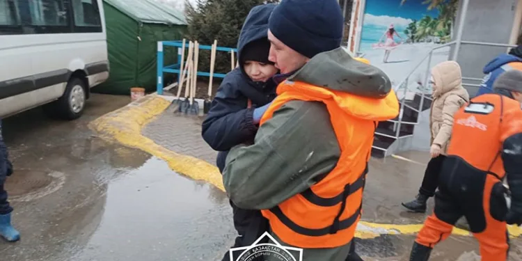 Kazakistan’da sel: Binlerce kişi helikopterle tahliye edildi