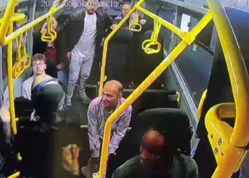 Minibüste fenalaşan yolcusunu hastaneye yetiştirdi