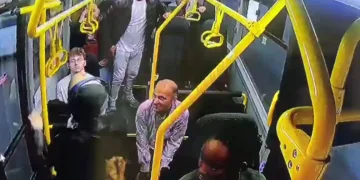 Minibüste fenalaşan yolcusunu hastaneye yetiştirdi