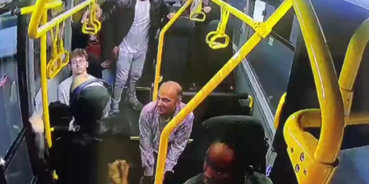 Minibüste fenalaşan yolcusunu hastaneye yetiştirdi