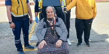 90 yaşında sedye ile oy kullandı
