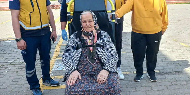 90 yaşında sedye ile oy kullandı