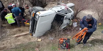 Malatya’da pikap şarampole devrildi: 2 yaralı