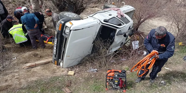 Malatya’da pikap şarampole devrildi: 2 yaralı