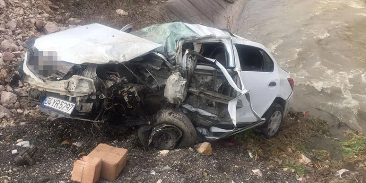 Bilecik’te otomobil dereye uçtu: 3 yaralı