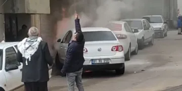 Şanlıurfa’da park halindeki otomobil cayır cayır yandı