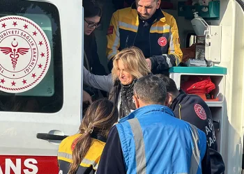 Metrobüs durağında yürüyen merdiven aniden durdu: 3 yaralı