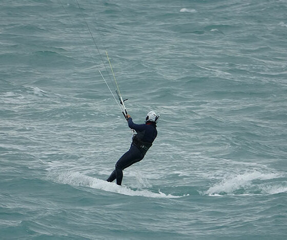 Fırtına alarmı verilen Antalya'da uçurtma sörfü keyfi