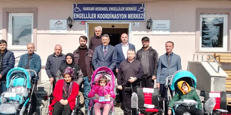 Hakkari’de bedensel engellilere sandalye desteği