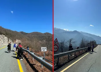 Karayolunun kenarına atılan çöpleri temizlediler