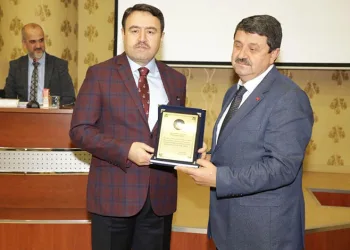 Kütahya İl Genel Meclisi üyelerine teşekkür plaketi