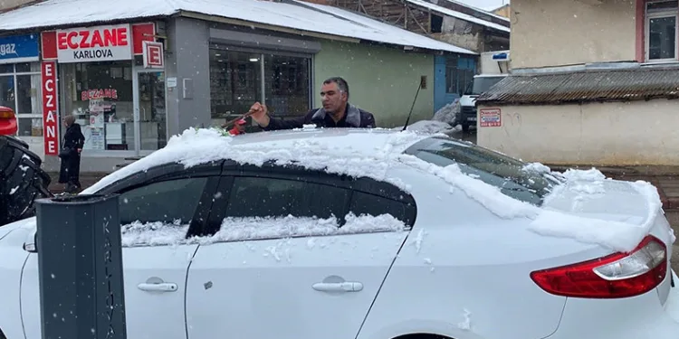 Karlıova’da kar yağdı