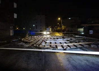 Hortum iş yerinin çatısını uçurdu