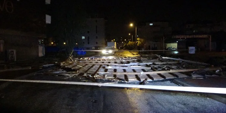 Hortum iş yerinin çatısını uçurdu