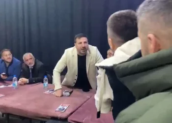 Davut Güloğlu vatandaşın üzerine yürüdü