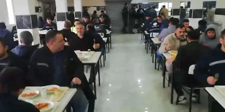 Özelleştirilen termik santrallerin işçileri öğle yemeğinde eylem yaptı