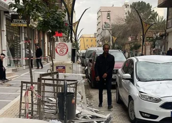 İnşaatın önünden geçen çocuğun üzerine ahşap kapı düştü