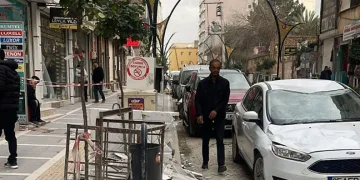 İnşaatın önünden geçen çocuğun üzerine ahşap kapı düştü