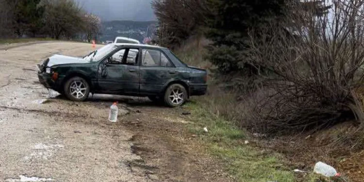 Otomobil ağaca çarptı: 3 yaralı
