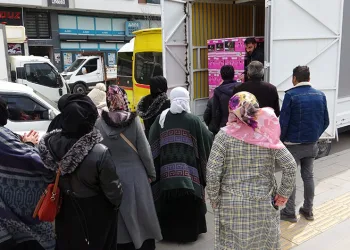 Vanlı iş adamından bin aileye Ramazan yardımı