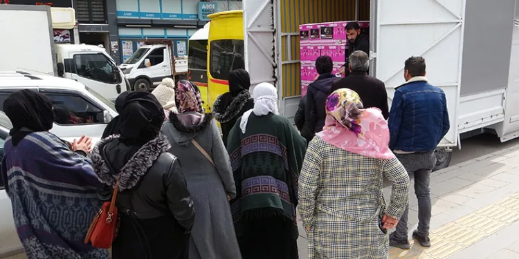 Vanlı iş adamından bin aileye Ramazan yardımı