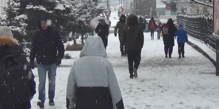 Kars’ta kar yağışı etkili oluyor