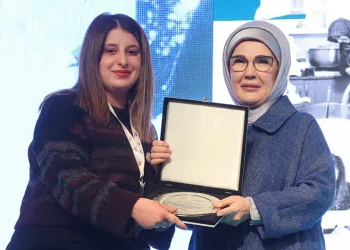 Depremzede Buket’e Emine Erdoğan’dan ödül