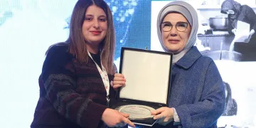 Depremzede Buket’e Emine Erdoğan’dan ödül